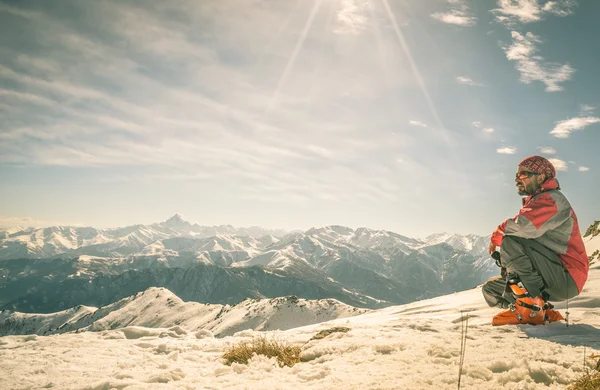 Alpinist üstünde belgili tanımlık dağ tepe — Stok fotoğraf