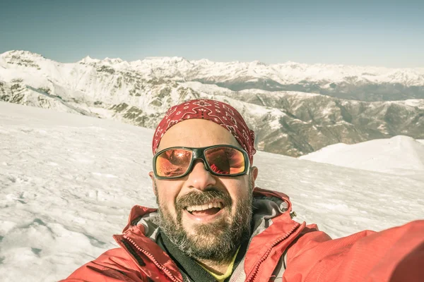 Alpin-Skifahrer macht Selfie — Stockfoto