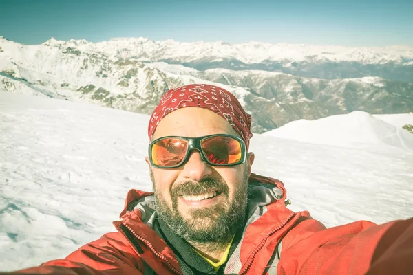 Alpin kayakçı alarak selfie