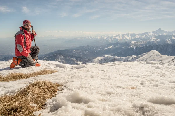 Alpinista en la cima de la montaña — Foto de Stock