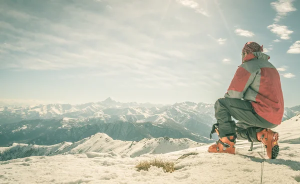 Alpinist üstünde belgili tanımlık dağ tepe