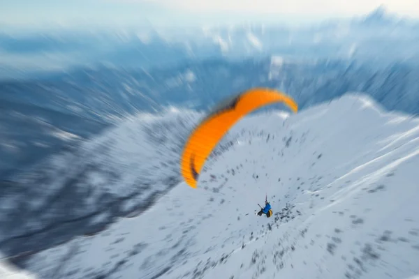 Paraglider over de Alpen vliegen — Stockfoto