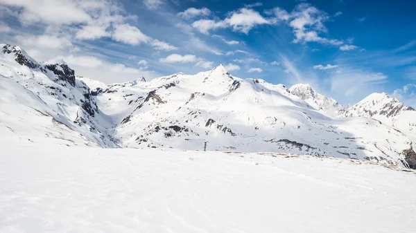 Majestueux sommets montagneux dans les Alpes — Photo