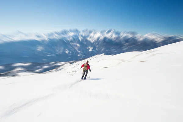 Speed skidåkning i natursköna alpine resort — Stockfoto