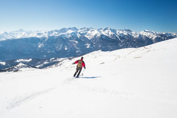 Катание на лыжах по величественной итальянской альпийской дуге — стоковое фото
