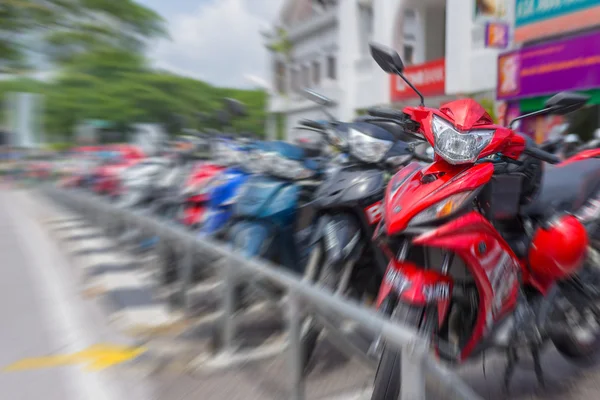 Rua baixa com scooters estacionados — Fotografia de Stock