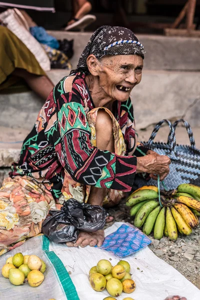 Indonesië: portret van senior Marktverkoper bij de lurven — Stockfoto