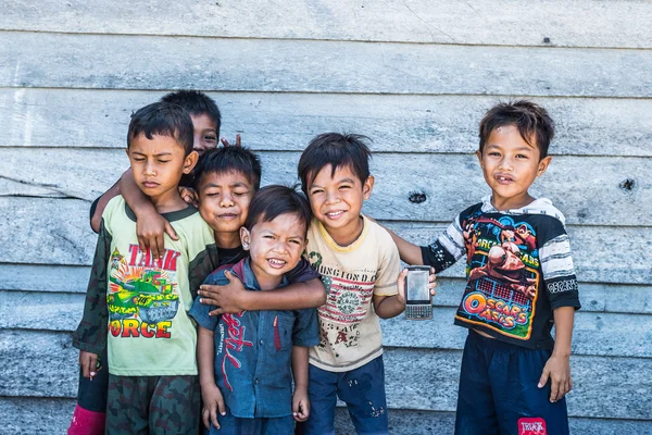 Niños jugando con smartphone —  Fotos de Stock