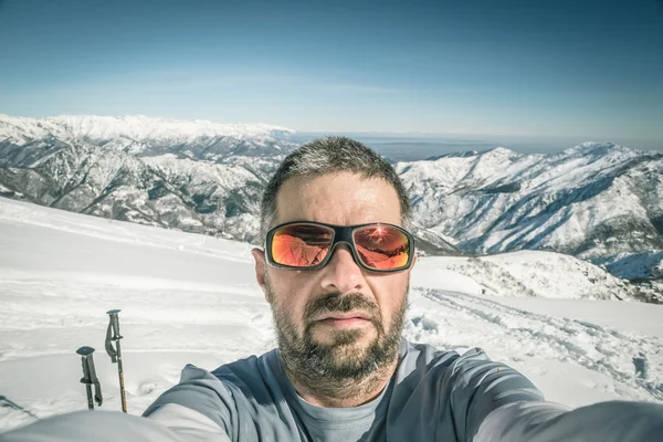 Alpin skier taking selfie — Stock Photo, Image