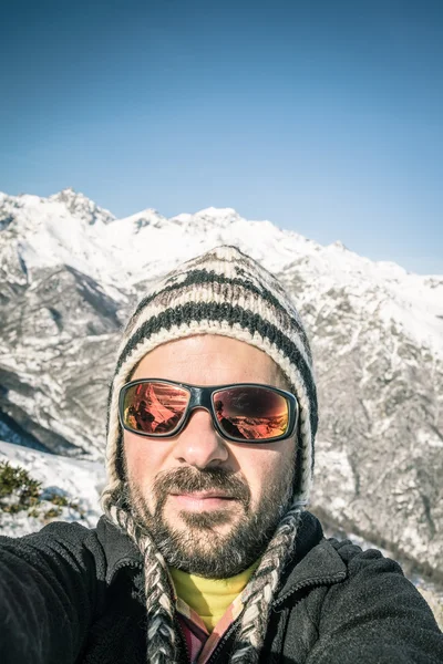 Skieur Alpin prendre selfie — Photo