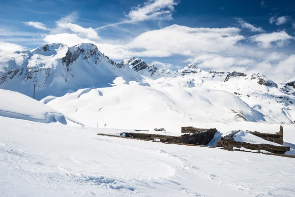 Majestuosos picos de montaña en los Alpes — Foto de Stock
