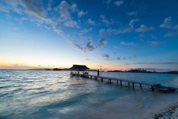 Deniz manzarası ve şafakta romantik gökyüzü — Stok fotoğraf