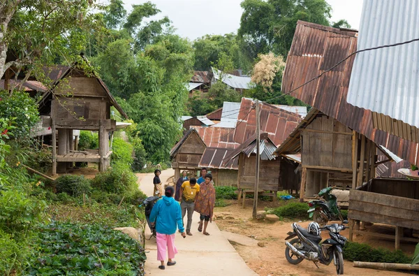 Vida cotidiana na aldeia tradicional de Tana Toraja — Fotografia de Stock