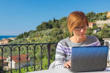 Netbook açık havada ile çalışan kadın