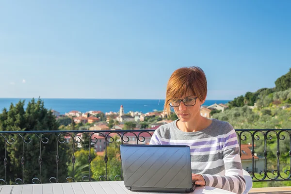 Femme travaillant avec netbook en plein air — Photo