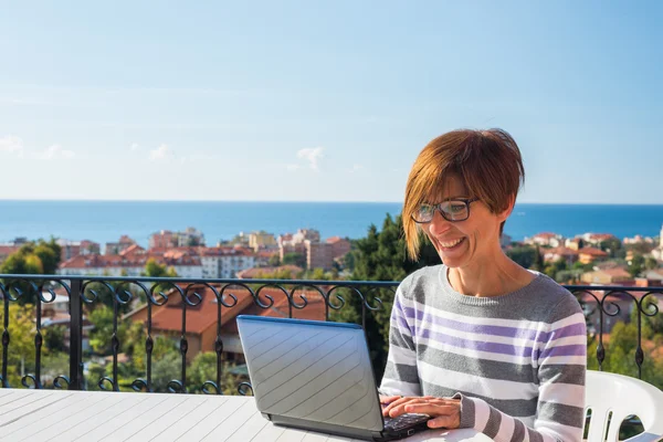 Femme travaillant avec netbook en plein air — Photo