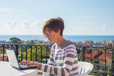 Netbook açık havada ile çalışan kadın