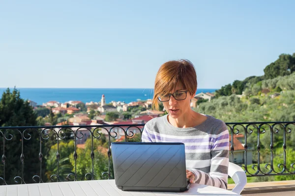 Kvinna som arbetar med netbook utomhus — Stockfoto