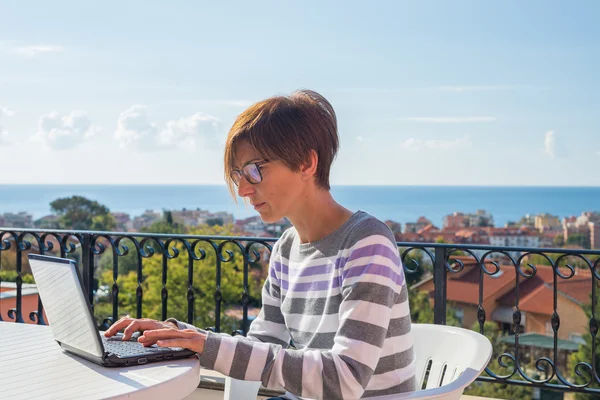 Femme travaillant avec netbook en plein air — Photo