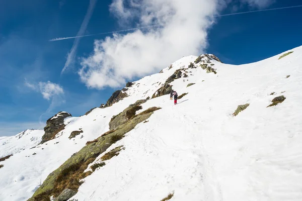 Montañismo hacia la cima de la montaña — Foto de Stock