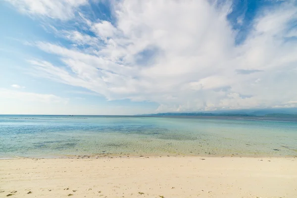 Praia vazia, mar aberto e nuvens — Fotografia de Stock