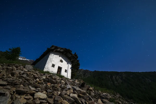 Old alpine chapel and starry sky — Stock Photo, Image