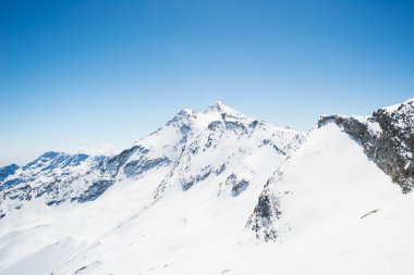 Görkemli dağ zirveleri Alpleri'nde