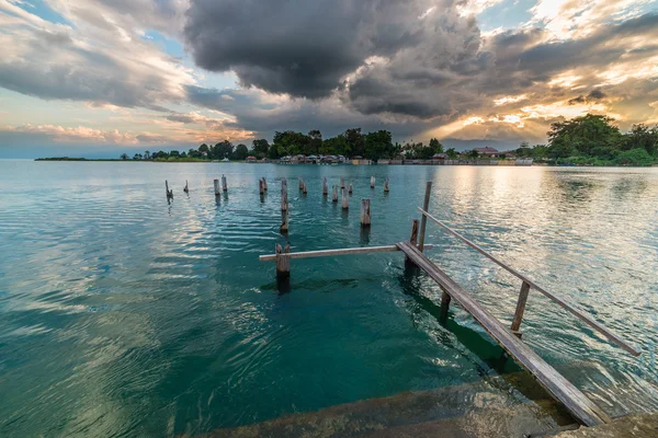 Velho molhe no lago Poso ao entardecer, Sulawesi, Indonésia — Fotografia de Stock