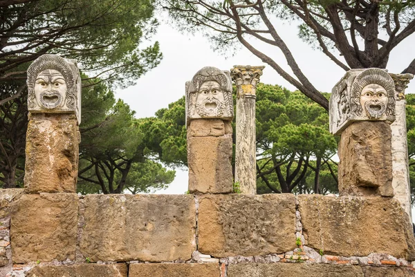 Masques romains dans la vieille ville d'Ostie, Rome, Italie — Photo