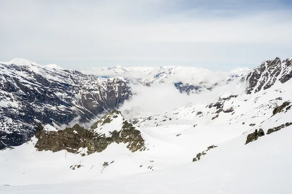 Majestosos picos de montanha nos Alpes — Fotografia de Stock