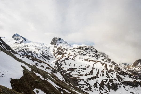 Majestueuze bergtoppen in de Alpen — Stockfoto