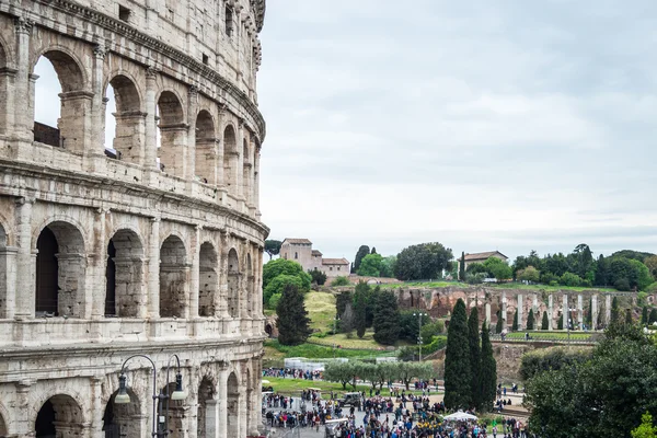 Zijaanzicht van het Colosseum in Rome, Italië — Stockfoto