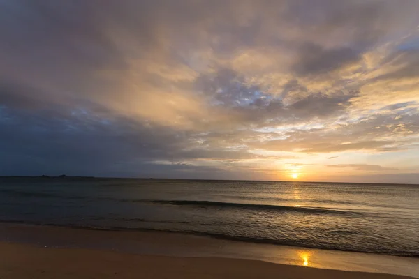 Nascer do sol dourado na praia do deserto — Fotografia de Stock