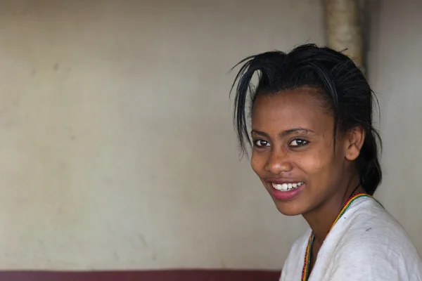 エチオピア人の若い女性を笑顔 — ストック写真