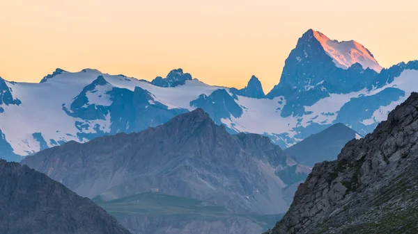Görkemli dağ tepe üzerinde son güneş ışığı — Stok fotoğraf