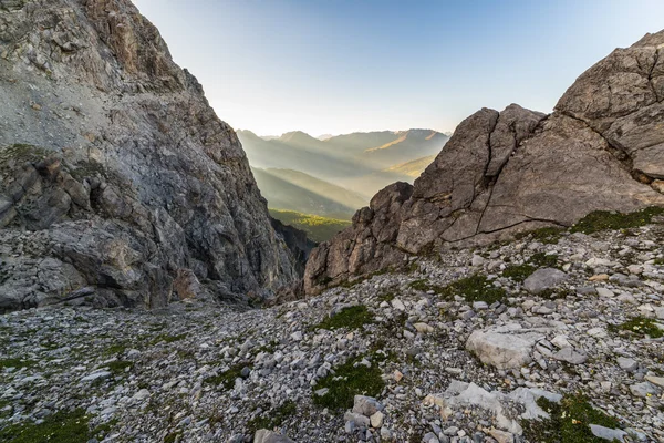 Alp Vadisi üzerinde son güneş ışınları — Stok fotoğraf