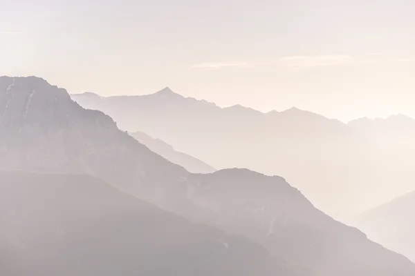 Silhouette de montagne au lever du soleil — Photo