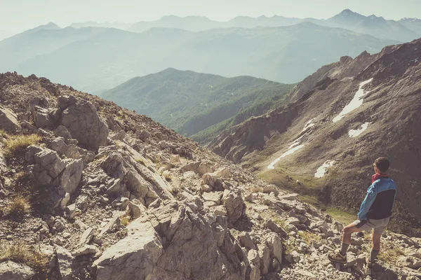 Hiker standing on rocky mountain footpath — Stock Photo, Image