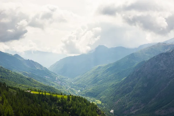 Cielo drammatico nella valle alpina — Foto Stock