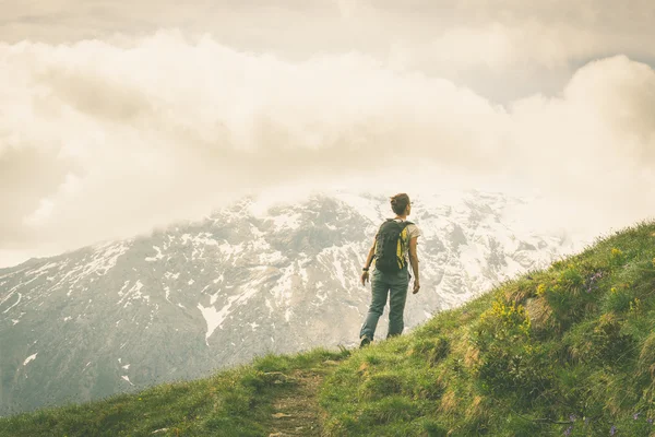 Senderismo en los Alpes en sendero panorámico, imagen tonificada — Foto de Stock