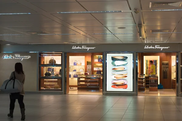 Salvatore Ferragamo sklepu na lotnisku Fiumicino w Rzymie — Zdjęcie stockowe