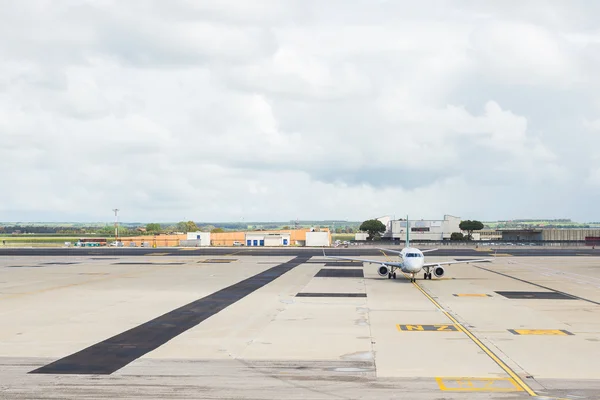 Avión comercial en pista de aparcamiento en el aeropuerto —  Fotos de Stock