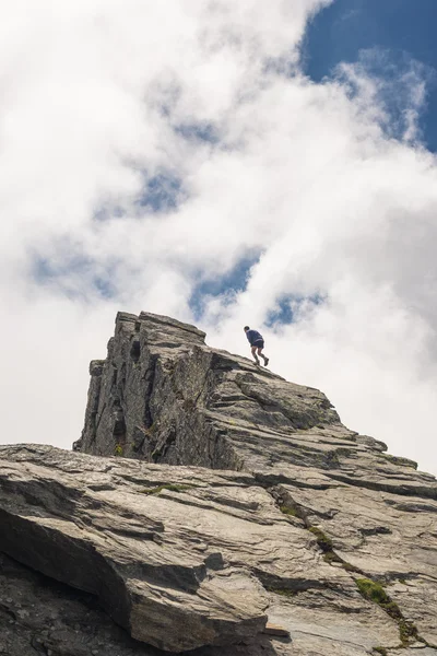 Montanha livre escalada em encosta rochosa íngreme — Fotografia de Stock