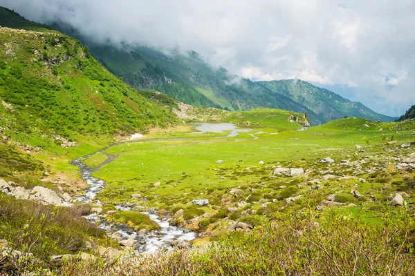 High altitude alpine lake with dramatic sky — Stock Photo, Image