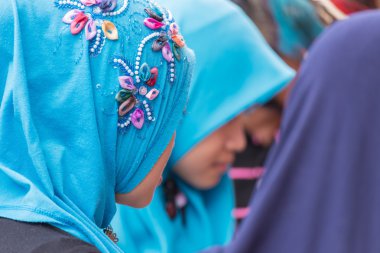 parlak turkuaz hijab giyen Müslüman genç bayanlar