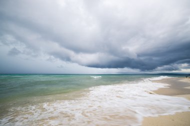 Tropik fırtına Endonezya sahil şeridi üzerinde