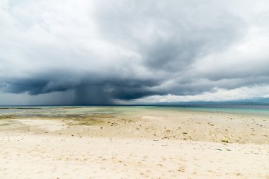 Tropik fırtına offshore Endonezya sahil şeridi üzerinde