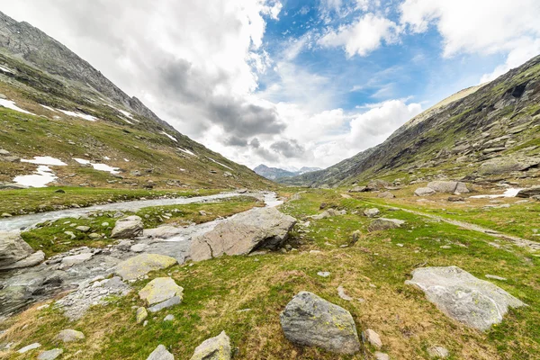 Dramatická obloha v alpském údolí — Stock fotografie