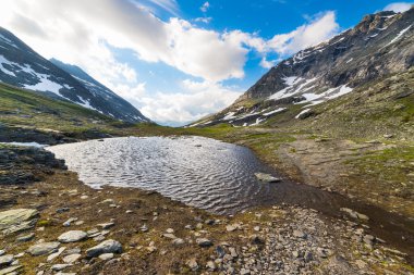 Alplerde yüksek irtifada küçük göl