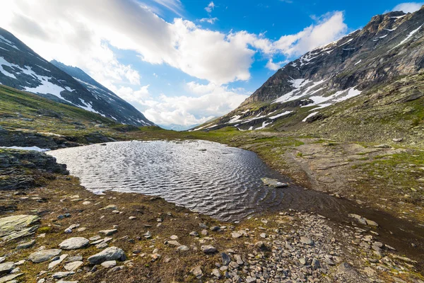 Pequeno lago a alta altitude nos Alpes — Fotografia de Stock